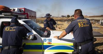 Polícia sul-africana resgata grande número de vítimas de tráfico humano.