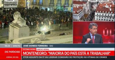 Manifestantes concentrados junto ao Parlamento atiram garrafas e caixotes do lixo