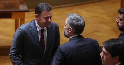 Luís Montenegro encontra-se no gabinete do grupo parlamentar do PSD e Pedro Nuno Santos também na Assembleia da República, noutro local.