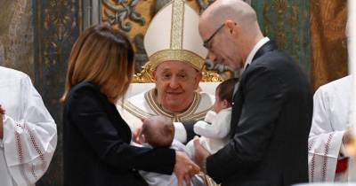 Papa batiza 16 crianças na Capela Sistina (com vídeo)