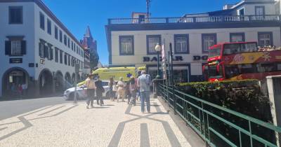 Homem cai no interior do Bazar do Povo