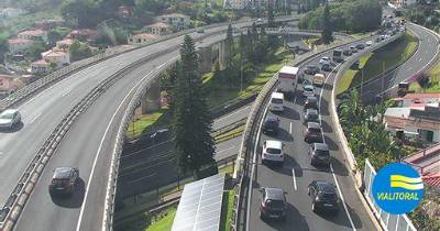 Acidente provoca congestionamento na via rápida