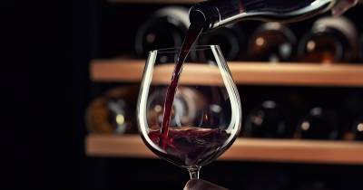 No relatório preliminar hoje divulgado, a OIV estima uma produção de entre 228 e 235 milhões de hectolitros (Mhl) em todo o Mundo, um aumento de 3% perante as historicamente pobres colheitas de 2024, mas ainda 7% a baixo na análise aos últimos cinco anos.