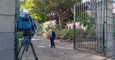 A comunicação social aguarda à entrada da Quinta Vigia.