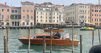 Papa chegou a Veneza de barco para se encontrar com jovens.