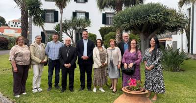 A nova direção com o bispo da Diocese, Nuno Brás, e com o assistente espiritual, padre José Alberto Fernandes.