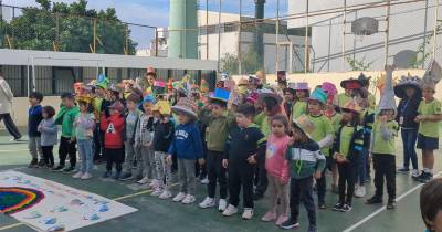 No dia Eco-Escolas, as crianças desfilaram, mostrando o chapéu que elaboraram com materiais de desperdício durante as semanas anteriores, com a colaboração das respetivas famílias.