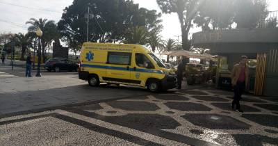 Uma equipa dos bombeiros esteve no local a prestar socorro.