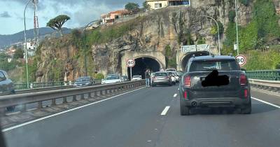 Acidente com 3 viaturas na Ponte da Ribeira de João Gomes condiciona trânsito. Bombeiros e EMIR no local