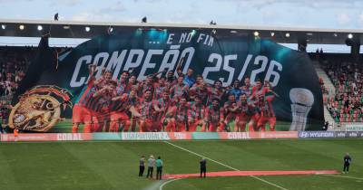 Tarja gigante homenageou campeões (com vídeos)