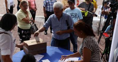 Venezuelanos assinam acordo a propor 27 datas para eleições presidenciais