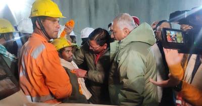Os trabalhadores ficaram presos na madrugada de 12 de novembro, quando uma secção de um túnel em construção ruiu.