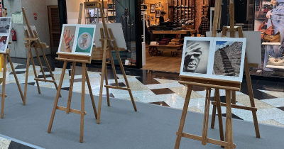 A exposição apresenta 16 fotografias que revelam histórias reais.