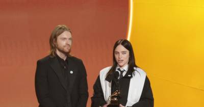 “Ninguém é ilegal numa terra roubada”, disse Eilish, quando aceitou o Grammy de Canção do Ano por “Wildflower”, que gravou com o irmão Finneas.