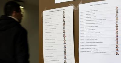 Eleitores durante a votação antecipada para as presidenciais de 18 de janeiro, na Cidade Universitária, em Lisboa, 11 de janeiro de 2026. Mais de 218 mil eleitores estão inscritos para votar hoje antecipadamente nas eleições presidenciais do próximo domingo, 18 de janeiro, podendo exercer o direito de voto no município escolhido. Os distritos com maior número de inscritos são Lisboa, seguido do Porto, Setúbal, Braga, Aveiro e Coimbra. Cerca de 11 milhões de eleitores residentes em Portugal e no estrangeiro estão recenseados para votar nas eleições presidenciais de 18 de janeiro e em que concorrem 11 candidatos, um número recorde.