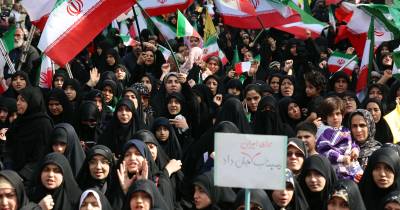 Mulheres iranianas prestaram hoje tributo às crianças mortas no ataque à escola de Minab, no início da guerra.