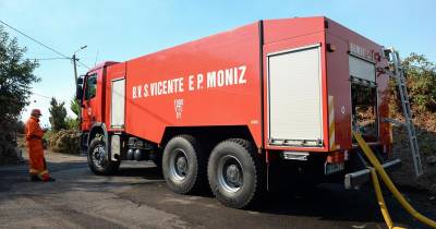 Os Bombeiros Voluntários de São Vicente e Porto Moniz mobilizaram quatro operacionais para o local.