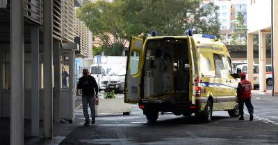 A vítima foi transportada de ambulância para as urgências do Hospital Dr. Nélio Mendonça
