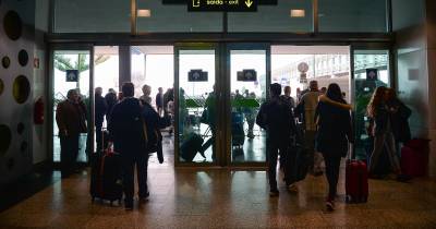 Mais de duas dezenas de voos cancelados de e para a Madeira foram já cancelados às primeiras horas desta sexta-feira devido ao mau tempo.