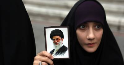 Iraniana segura imagem do líder supremo Khamenei.