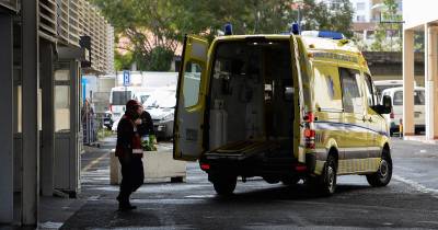 Duas ambulâncias estiveram no Lazareto para socorrer duas vítimas de intoxicação por inalação de gás.