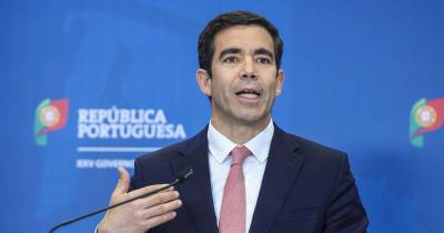 O ministro da Presidência António Leitão Amaro, intervém durante a conferência de imprensa após a reunião do Conselho de Ministros, no Campus XXI, em Lisboa.