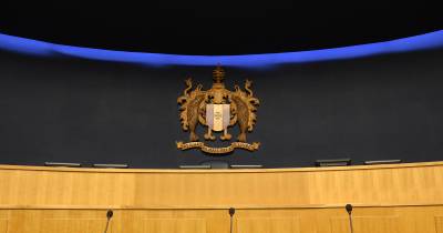 A estrutura acusa os partidos de não cumprirem promessas eleitorais e reivindica a recuperação de tempo de serviço perdido, o fim das vagas na progressão e a correção salarial dos contratados não profissionalizados.