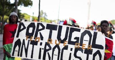 Manifestantes durante a Marcha Cabral de Portugal, sob o mote ‘“Di Povu pa Povu: Libertação, Dignidade, Soberania Popular’, que assinala os 50 anos das independências das ex-colónias portuguesas - Cabo Verde, Guiné-Bissau, São Tomé e Príncipe, Angola e Moçambique.