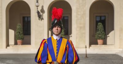 Michael Cerqueira da Costa, de 30 anos, filho de emigrantes portugueses, que se tornou soldado da Guarda Suíça Pontifícia há seis meses, presenciou hoje a visita Presidente da República, Marcelo Rebelo de Sousa ao Vaticano, em Roma, Itália, 2 de Fevereiro de 2026.
