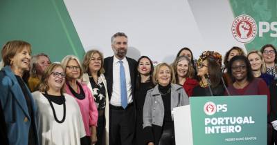 O candidato a secretário-geral do Partido Socialista (PS), Pedro Nuno Santos, posa para a fotografia durante um encontro com mulheres socialistas em Lisboa.