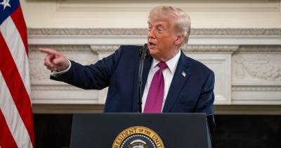 Irão: Trump diz que Teerão está em “colapso financeiro” com estreito de Ormuz bloqueado