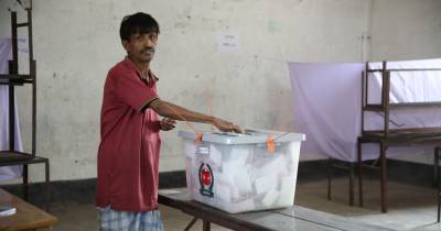 População do Bangladesh está a eleger o parlamento nacional e votar num referendo sobre reformas constitucionais.