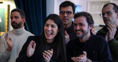 A coordenadora Nacional do Bloco de Esquerda, Mariana Mortágua, ladeada por José Soeiro, participa num almoço com ativistas laborais que apoiam a candidatura do BE às eleições de 10 de março.