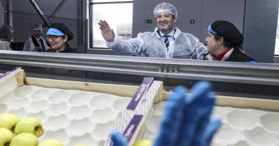 O candidato à segunda volta das eleições à Presidência da República, André Ventura, durante uma visita a uma empresa de comercialização de frutas em Cantanhede, Coimbra.