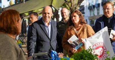 Esta manhã, a candidatura visitou o Mercado de Agricultura Biológica, na Avenida Arriaga.
