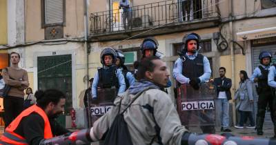 Agentes da Polícia intervêm para dispersar ativistas ambientais durante a manifestação ‘Parar enquanto podemos’, convocada pelo Movimento Climáximo, contra o agravamento da crise climática.