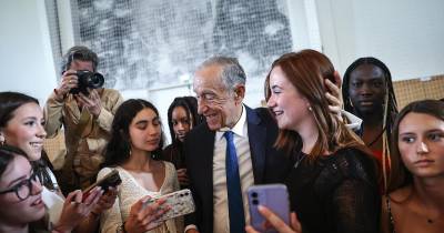 O Presidente da República, Marcelo Rebelo de Sousa, tira fotos durante um encontro com alunos, na Escola Secundária Camões, Lisboa.