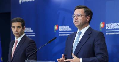 O ministro da Presidência António Leitão Amaro e o ministro Adjunto e da Reforma do Estado, Gonçalo Matias, durante a conferência de imprensa após a reunião do Conselho de Ministros, no Campus XXI, em Lisboa.