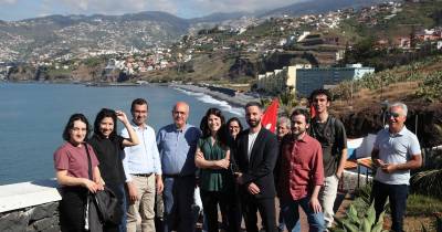 A coordenadora do Bloco de Esquerda Mariana Mortágua, acompanhada pelo cabeça de lista às eleições Regionais, por Roberto Almada, pelo biólogo, Helder Spínola, pelo líder parlamentar do BE, Fabian Figueiredo e pela deputada, Joana Mortágua, durante uma visita sobre matérias ambientais/corrupção, na Praia Formosa, no Funchal.