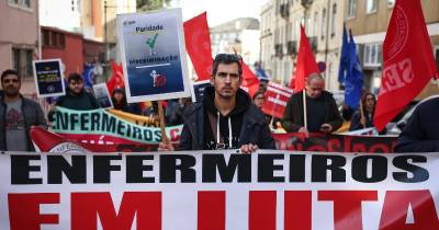 Enfermeiros participam na concentração convocada pelo Sindicato Enfermeiros Portugueses, para exigir a paridade da carreira de enfermagem com a carreira técnica superior da administração pública, contra o vínculo precário, exigir medidas que acabem com a discriminação dos enfermeiros, frente à residência oficial do primeiro-ministro, em Lisboa, 06 de dezembro de 2023.