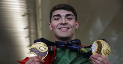 O atleta Diogo Ribeiro, ouro nos 50 e 100 metros mariposa, da seleção portuguesa de natação que participou nos Mundiais de Doha à chegada ao aeroporto Humberto Delgado, Lisboa, 19 de fevereiro de 2024. TIAGO PETINGA/LUSA
