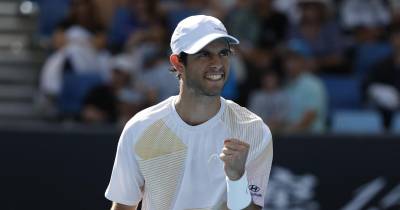 O tenista natural da Maia, de 26 anos, precisou somente de duas horas e 18 minutos para garantir a primeira vitória da carreira sobre um jogador do top 30 do mundo.