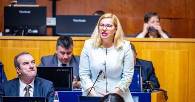 “Sem radicalismos, mas deixem lá o chocolatinho”, diz CDS sobre máquinas de venda automática.