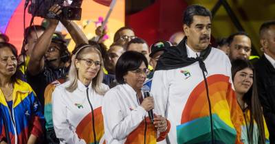 A presidente interina da Venezuela, Delcy Rodríguez, criou no domingo uma comissão para a libertação do líder deposto, Nicolás Maduro, e da mulher do dirigente, Cilia Flores, capturados e levados para os Estados Unidos.