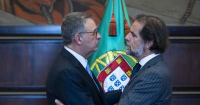O cumprimento entre António José Seguro e Miguel Albuquerque, após a tomada de posse do Presidente.