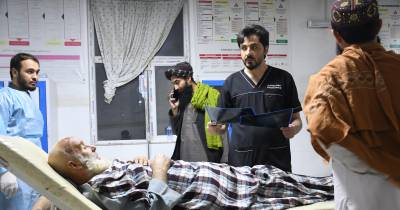 “Cerca de 320 compatriotas ficaram feridos e mais de 20 morreram” nas províncias de Samangan e Balkh, declarou Sharafat Zaman, porta-voz do Ministério da Saúde, sublinhando que se trata de um balanço provisório.