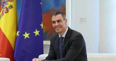 epa12850490 Spanish Prime Minister Pedro Sanchez (C) speaks with Senegalese President Bassirou Diomaye Faye (not pictured) during their meeting at La Moncloa Palace in Madrid, Spain, 26 March 2026. EPA/KIKO HUESCA