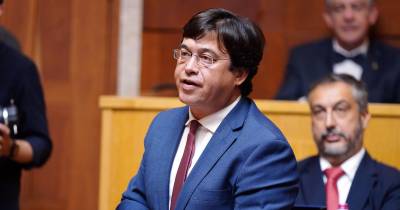 Victor Freitas acusa Governo de cortar verbas em “áreas essenciais como a saúde e a habitação”.