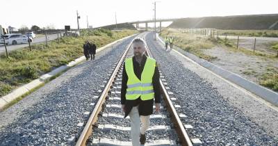 O secretário-geral do Partido Socialista (PS), Pedro Nuno Santos, durante uma visita, em campanha, às obras do Corredor Internacional Sul, Linha de Évora, Troço do Alandroal.