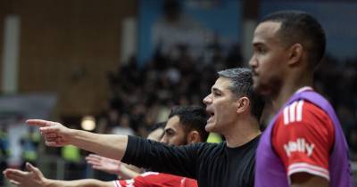 Mário Silva treinador do Benfica reage durante o jogo da final da Taça da Liga de Futsal contra o Sporting no Pavilhão Municipal da Póvoa de Varzim.